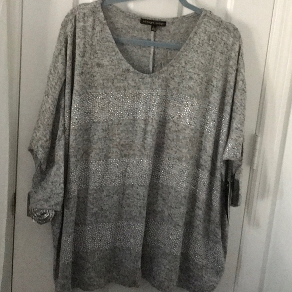 NWT Studded V-neck  3/4 Sleeve Lightweight Sweater